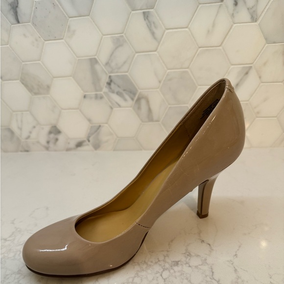 NINE WEST CASSIC ROUND TOR HEELS, SIZE 6 1/2 M. PATIENT LEATHER, EUC - Picture 2 of 6